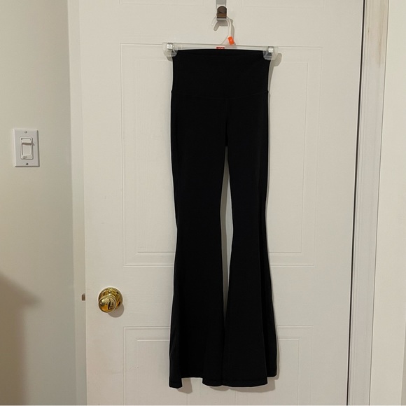 Aritzia TnaBUTTER Cheeky Flare Hi-Rise Legging - Picture 2 of 3